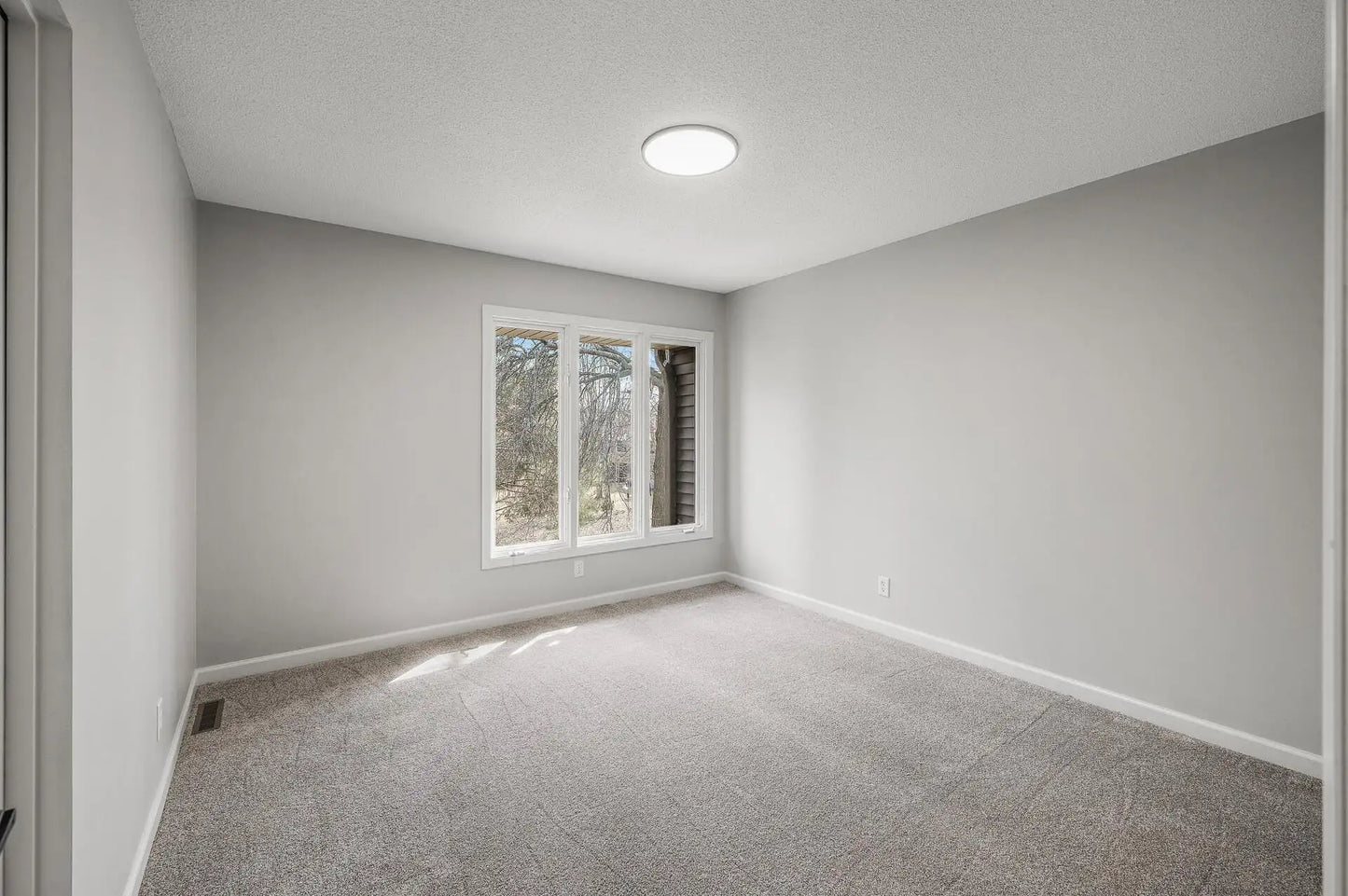 570 Woodhill Drive, Roseville, MN 55113