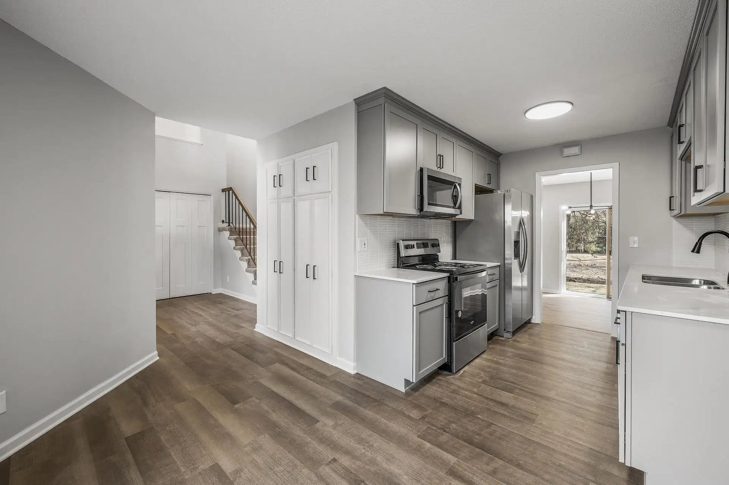 570 Woodhill Drive, Roseville, MN 55113