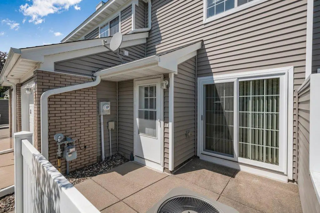 8362 Copperfield Way, Inver Grove Heights, MN 55076