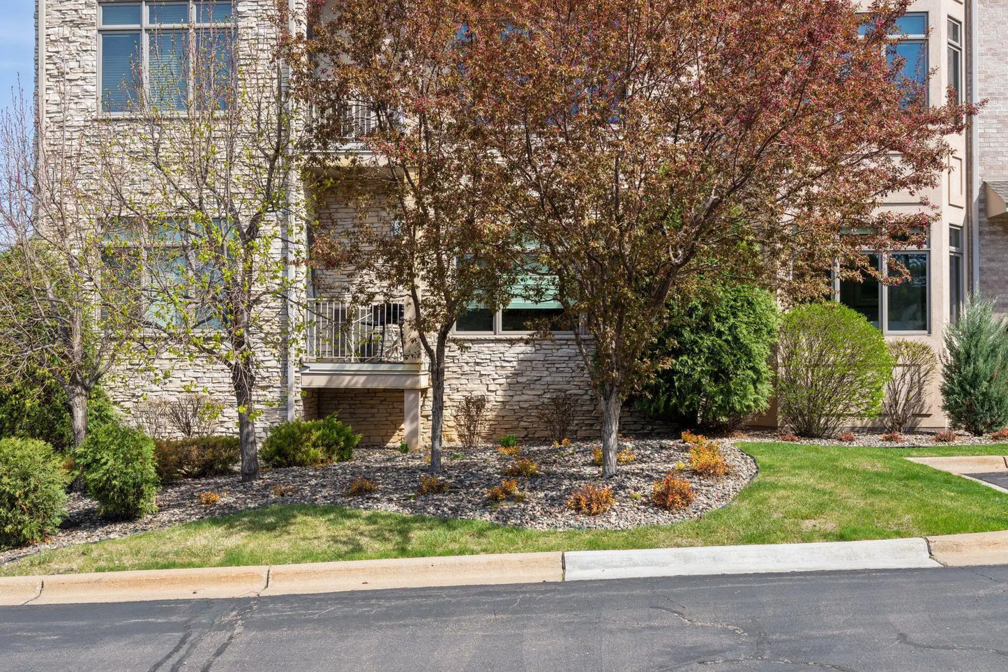 555 Oak Ridge Place, Hopkins, MN 55305