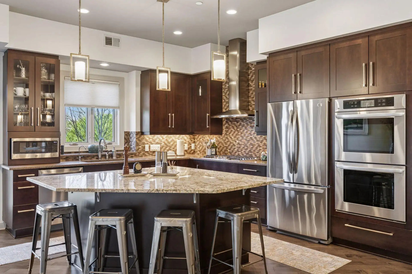 555 Oak Ridge Place, Hopkins, MN 55305