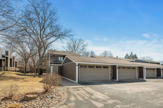 570 Woodhill Drive, Roseville, MN 55113