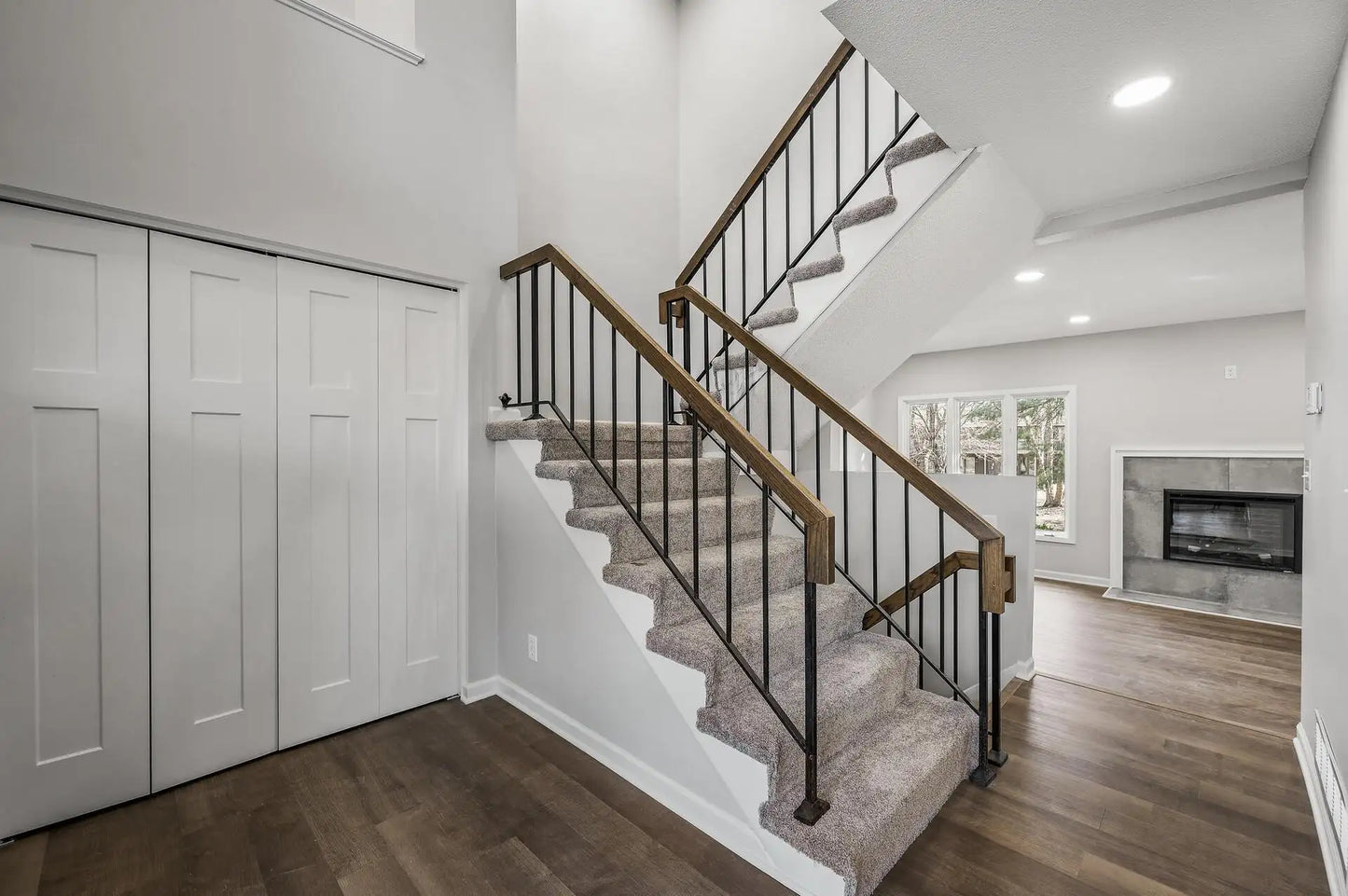 570 Woodhill Drive, Roseville, MN 55113