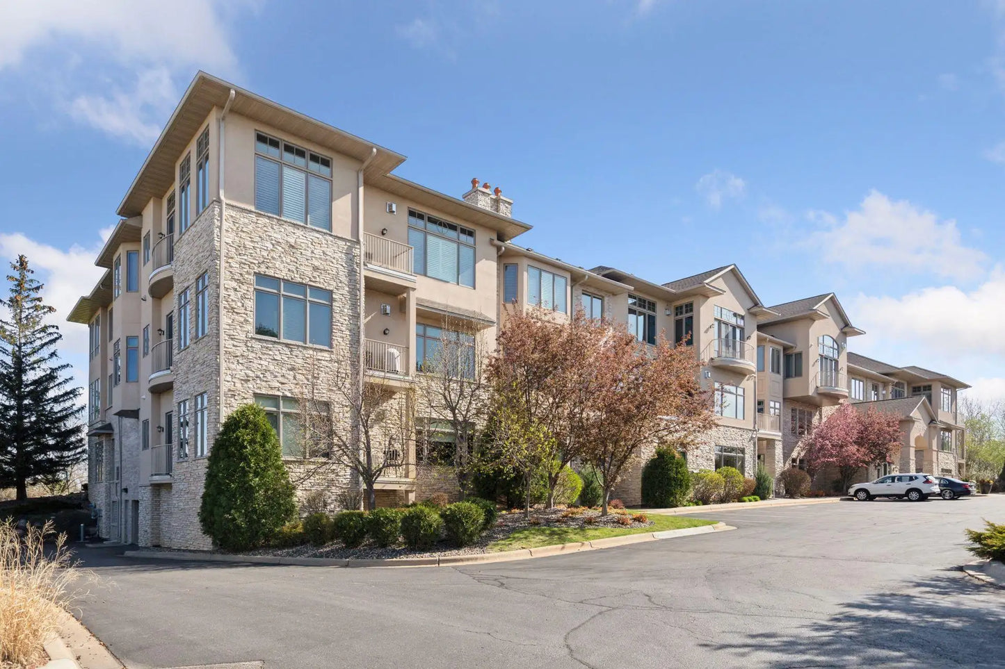 555 Oak Ridge Place, Hopkins, MN 55305