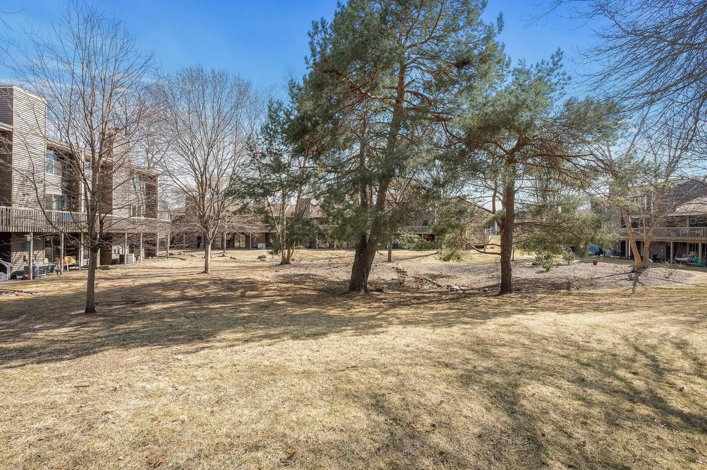 570 Woodhill Drive, Roseville, MN 55113